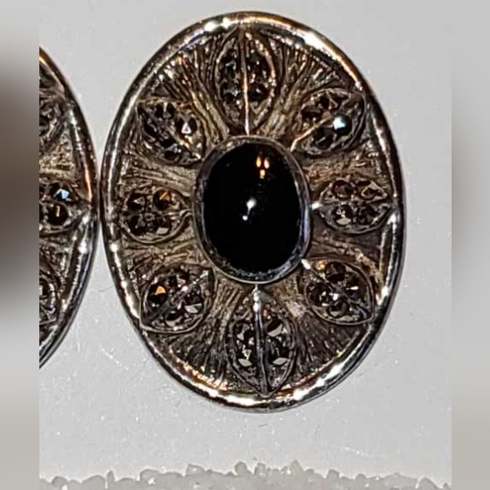 Vintage Sterling Silver and Black Stone Oval Earrings With Intricate Detail - Picture 4 of 7